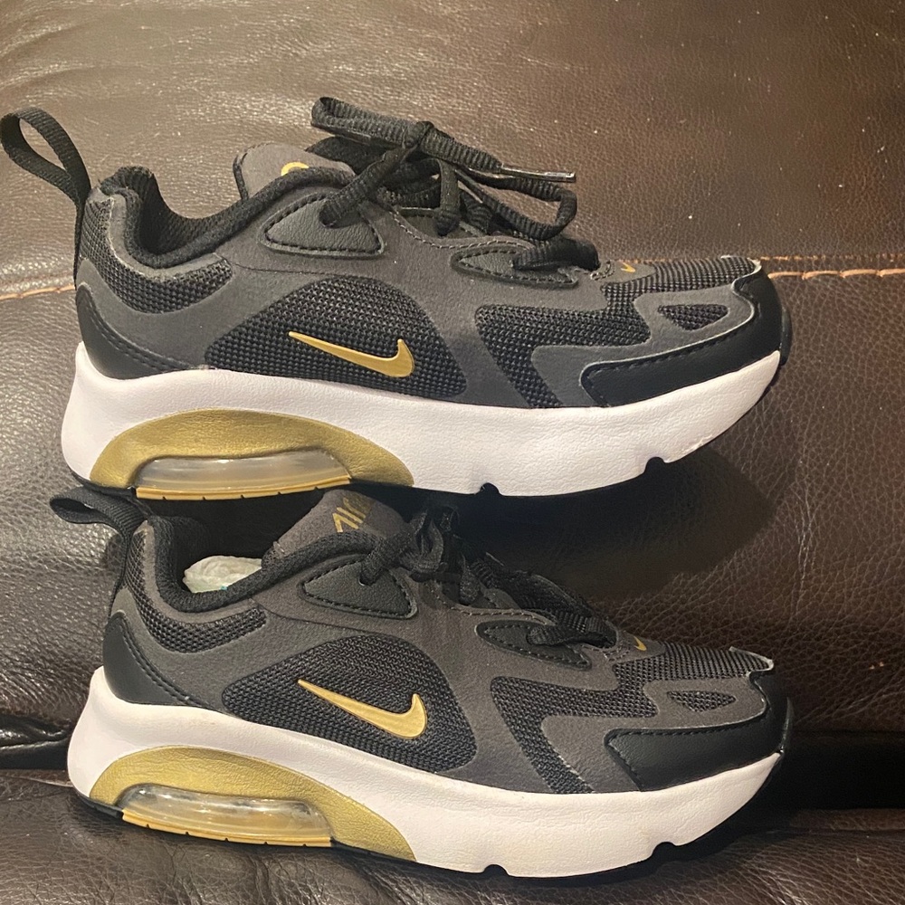 Nike Black and Gold KIDS Air Max 200
Sneakers SIZE 12c - Picture 6 of 13